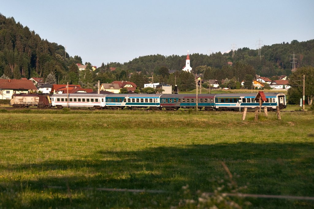 SZ 541.101  Leonardi da Vinci  mit dem D 315 (Villach - Dubova) erreicht in wenigen Augenblicken den Bahnhof in Faak am See. Die Aufnahme entstand am 01.07.2013.