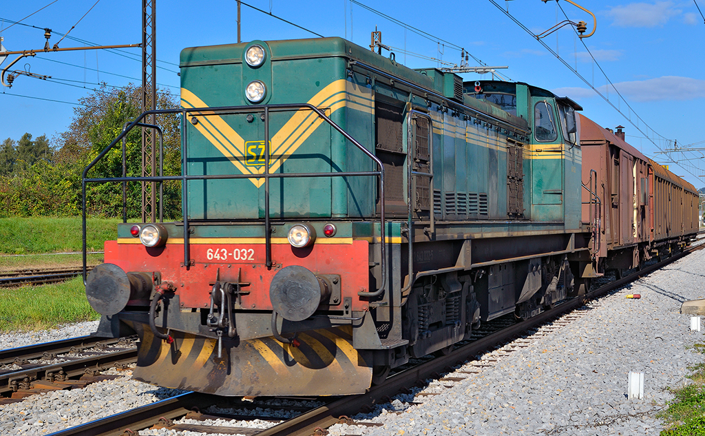 SZ 643-032 Verschiebelokomotive mit drei Wagons in Maribor-Tezno / 14.10.2011