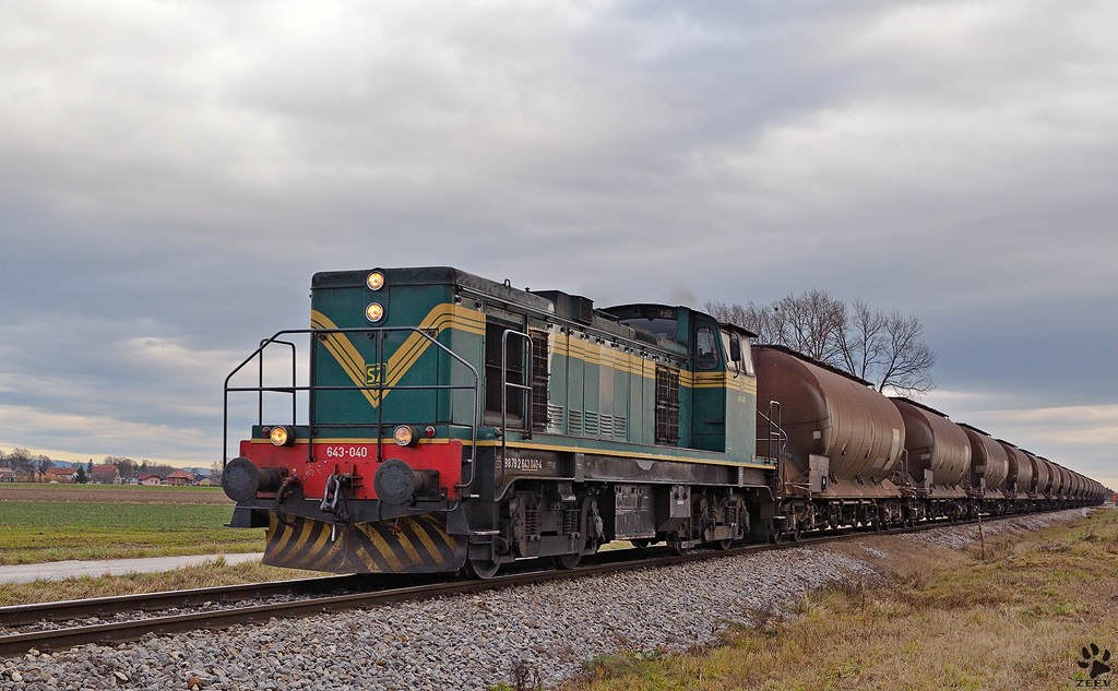 SZ 643-040 Verschiebelok zieht Sammelzug von Kidričevo nach Pragersko. / 14.12.2011
