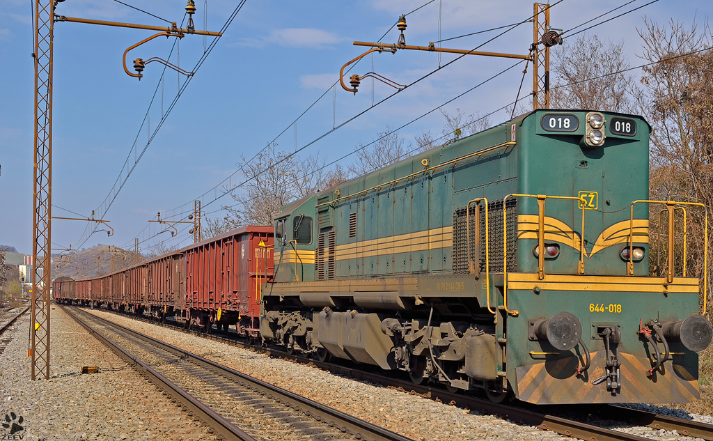 SZ 644-018 zieht G�terzug durch Maribor-Tabor Richtung Verschiebebahnhof Tezno. / 23.3.2012