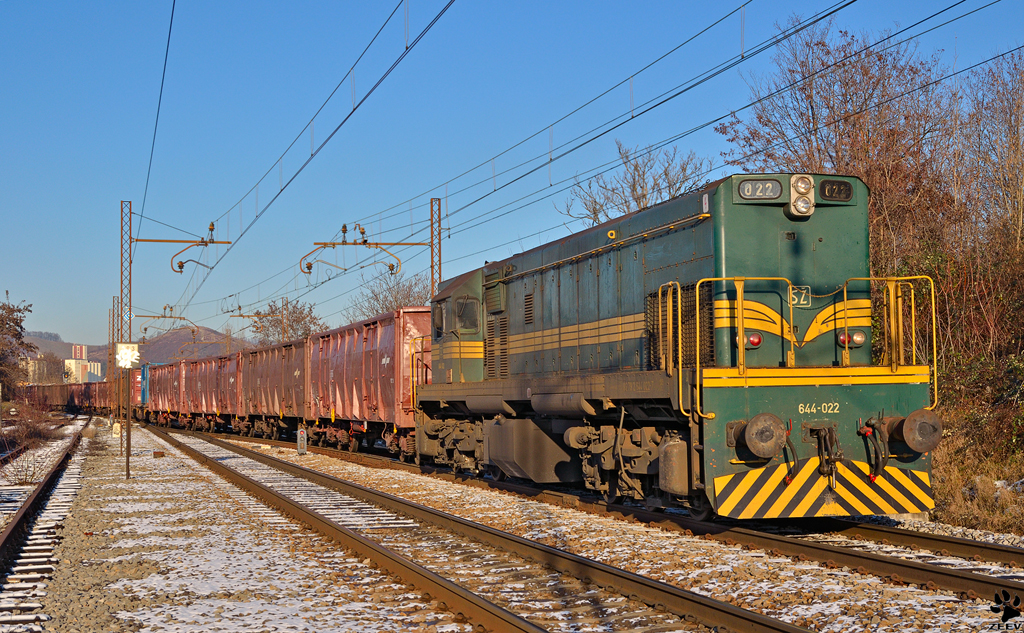 SZ 644-022 mit gemischtem Gterzug fhrt durch Maribor-Tabor Richtung Verschiebebahnhof Maribor-Tezno. / 20.12.2011