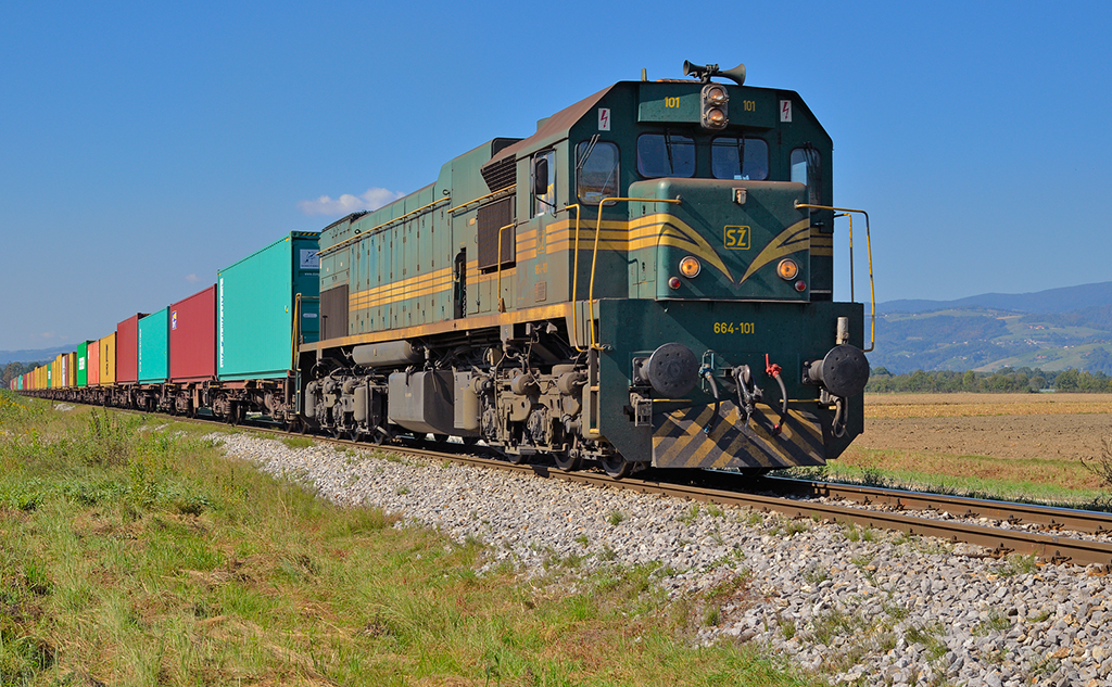 SZ 664-101 mit Containerzug in Gaj bei Pragersko, Fahrtrichtung Hodos (Ungarische Grenze) / 04.10.2011