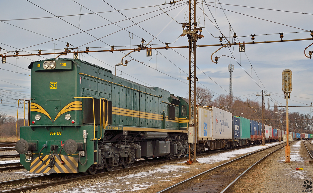 SZ 664-108 mit Containerzug die von Hodos nach Pragersko gebracht war. Hier wird D-Lok mit E-Lok gewechselt fr Weiterfahrt Richtung Hafen Koper. / 21.12.2011