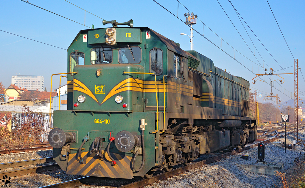 SZ 664-110 f�hrt durch Maribor-Tabor. / 28.11.2011