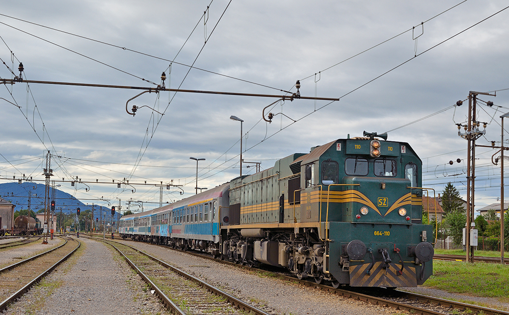 SZ 664-110 mit Personenzug verlsst Pragersko Richtung Budapest / 20.09.2011