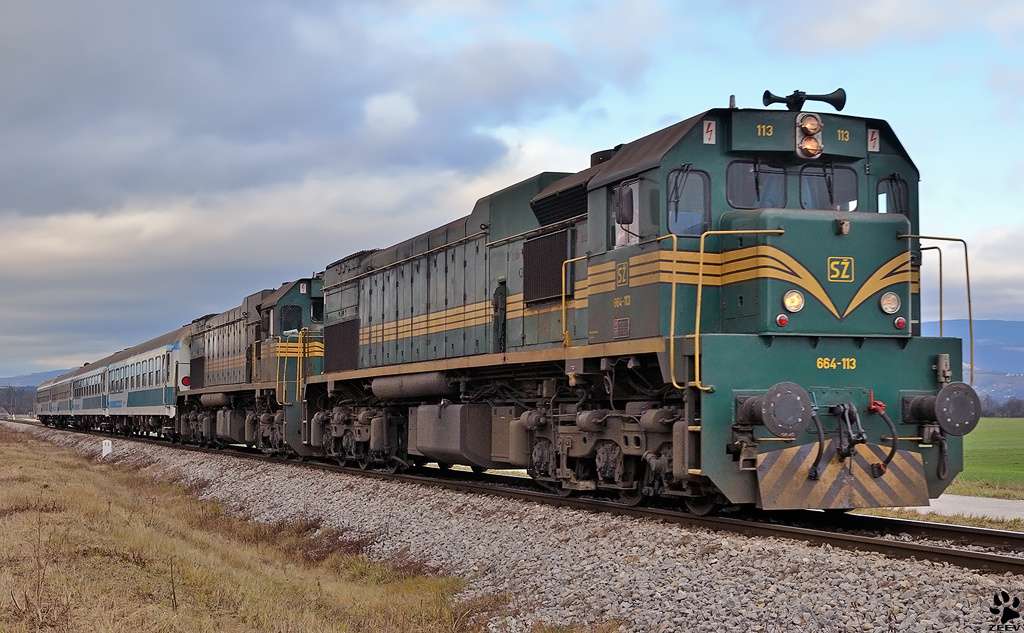 SZ 664-113 + 664-? mit Personenzug fahren durch Gaj bei Pragersko; Fahrtrichtung Budapest. / 14.12.2011