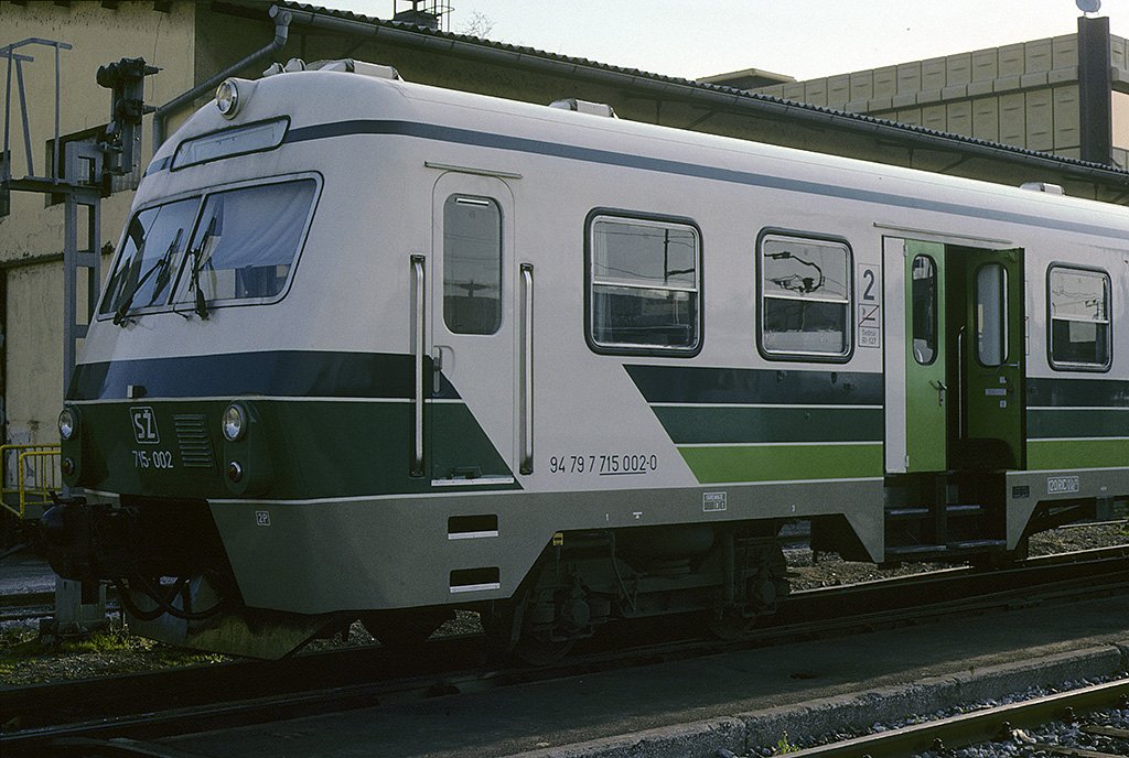 SZ 715-002 Dieseltriebzug steht in Ljubljana. April 1997, HQ-Scan ab Dia.