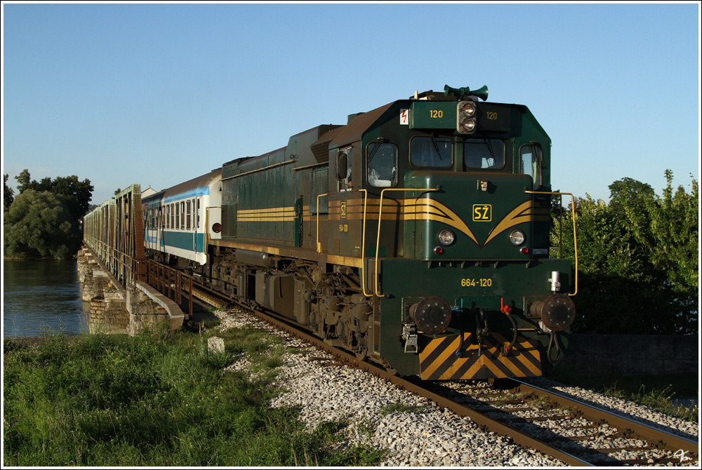 SZ Diesellok 664 120 donnert mit MV 246  Citadella  (Budapest Deli-Ljubljana) ber die Draubrcke in Ptuj. 
11.8.2011

