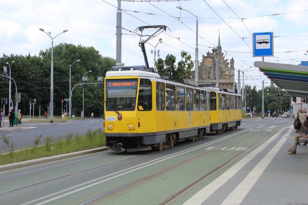 Szczecin / Stettin SL 2 (T6A2 219, ex-BVG 5210) Plac. Brama Portowa (bis 1945: Berliner Tor) am 17. Juli 2013. - Das Berliner Tor, das Bauwerk im Hintergrund, wurde 1725 bis 1729 errichtet. Nach 1945 erhielt das Tor den Namen Brama Portowa (: Hafentor).