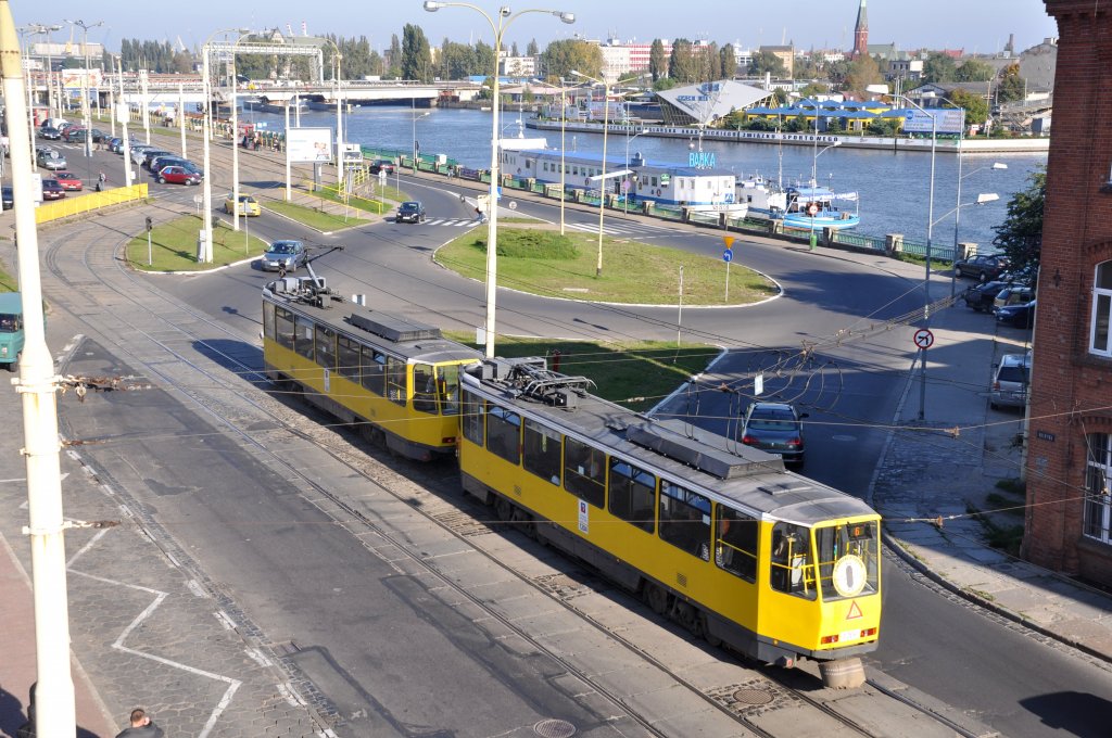 SZCZECIN (Woiwodschaft Westpommern), 09.10.2010, Wagen 1208 und 1204 als Tram 6 nach Gocław kurz vor Einfahrt in die Haltestelle Hauptbahnhof