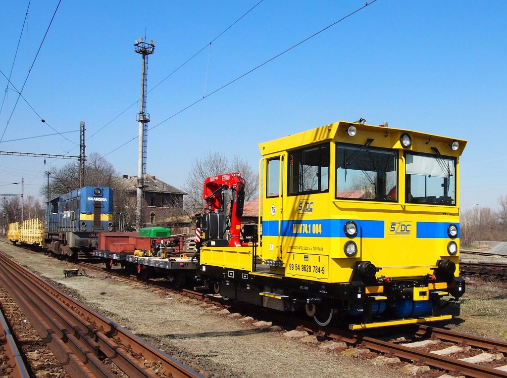 SZDC Bauzug MUV 74.1 004 und Skanska 740 702-2 auf Hbf. Kralupy nad Vltavou am 15.4.2013.