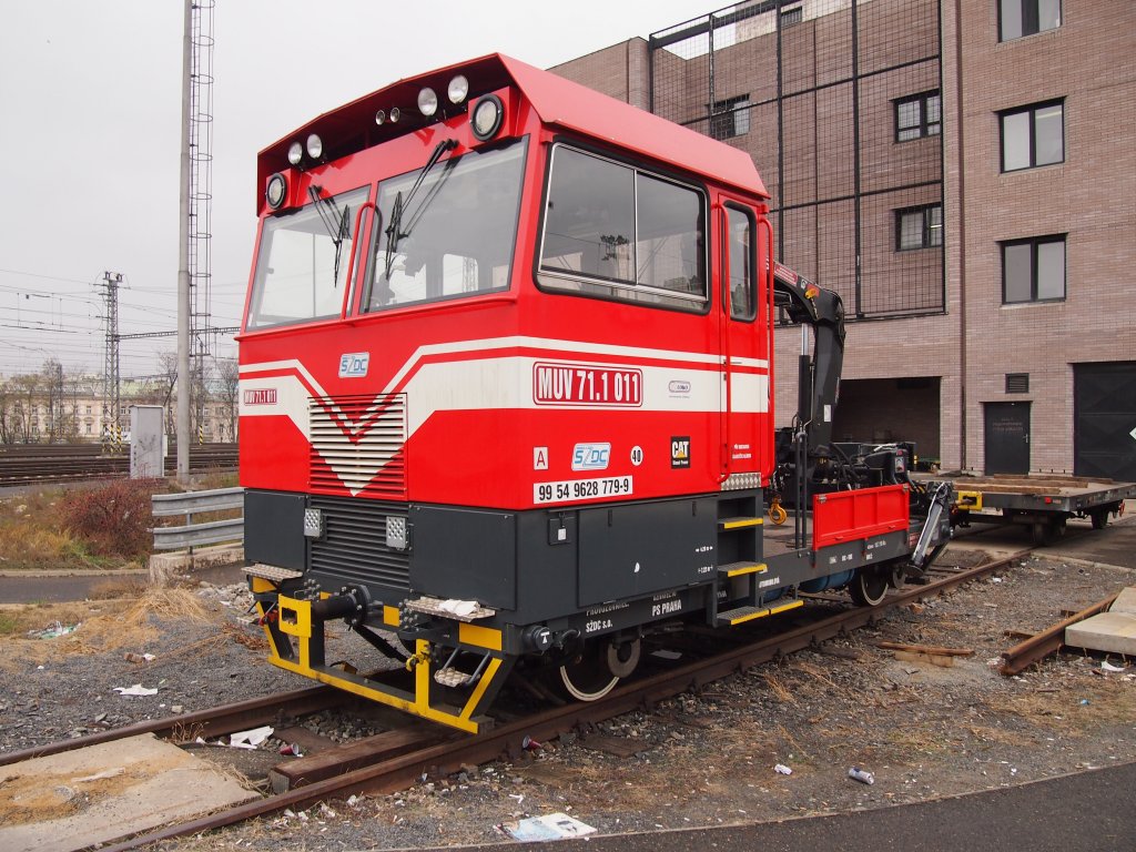 SZDC Bauzug MUV71.1 011 auf dem Hauptbahnhof Prag am 27. 11. 2012. Neues Modell