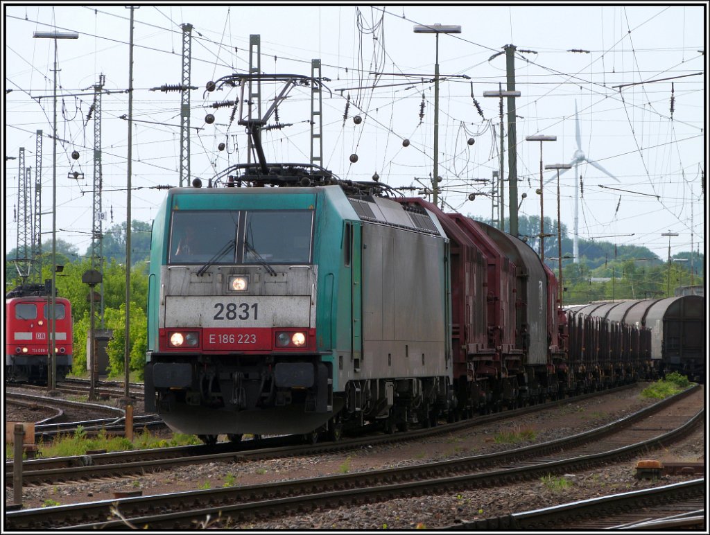 Szenerie am Aachener Westbahnhof.Eine belgische Cobra (2831) mit einen gemischten Gterzug am Haken macht sich auf den Weg nach Antwerpen. Bildlich festgehalten im
Mai 2012.