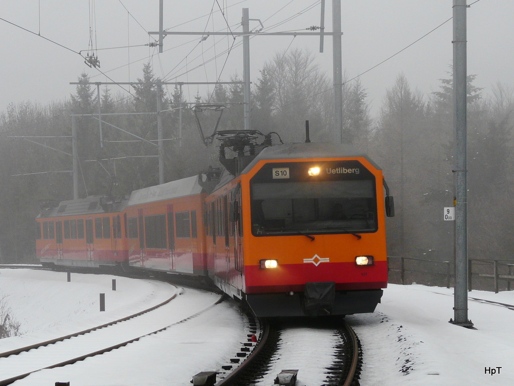 SZU - Einfahrender Zug mit Triebwagen Be 4/4 556 527-0 auf dem Uetliberg am 01.01.2011 .. Fotosandpumkt auserhalb der Geleise auf dem Perron