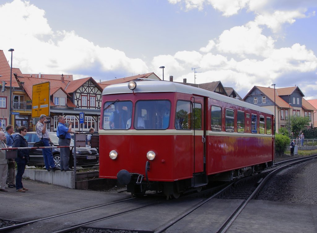 T 102 der Selfkantbahn auf Pendelfahrt als Gasttriebwagen beim Bahnhoffest der HSB am 09.06.2012 in Wernigerode, hier gerade bei der Einfahrt in den Wernigerder Bahnhof. 