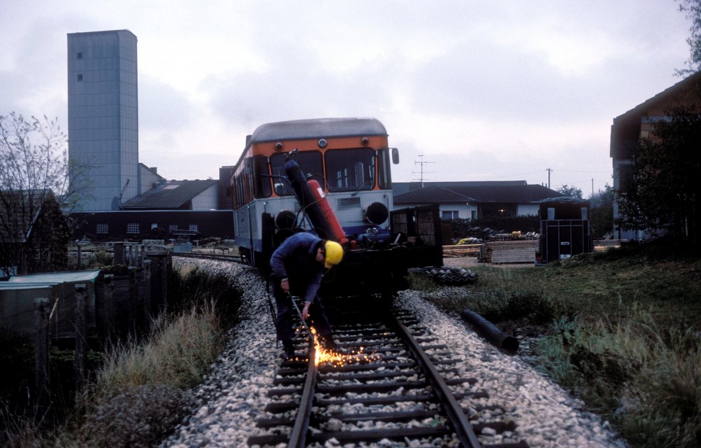 T 31  beim Streckenabbau im Bhf  Laichingen  05.11.85