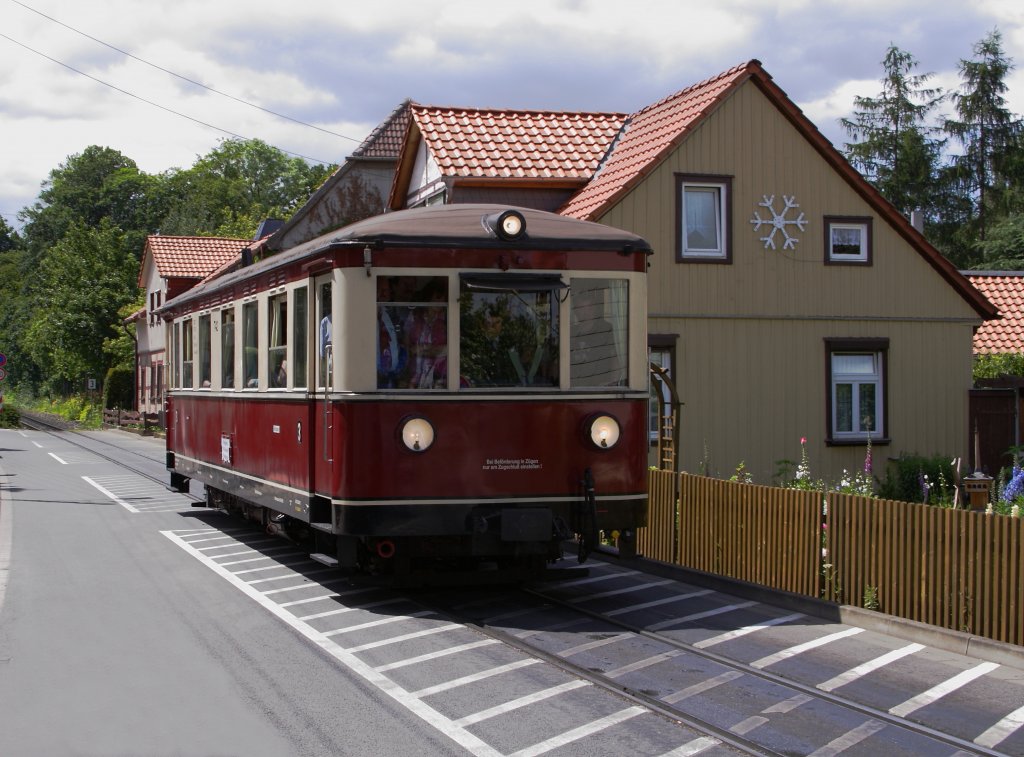 T 42 (ex DR VT 137 532) aus Bruchhausen-Vilsen am 09.06.2012 auf Pendelfahrt zwischen Wernigerode Hbf und Wernigerode-Hasserode. Er wurde hier anllich des Bahnhoffestes bei den HSB eingesetzt und befhrt gerade, aus Hasserode kommend, die Kirchstrae in Wernigerode.