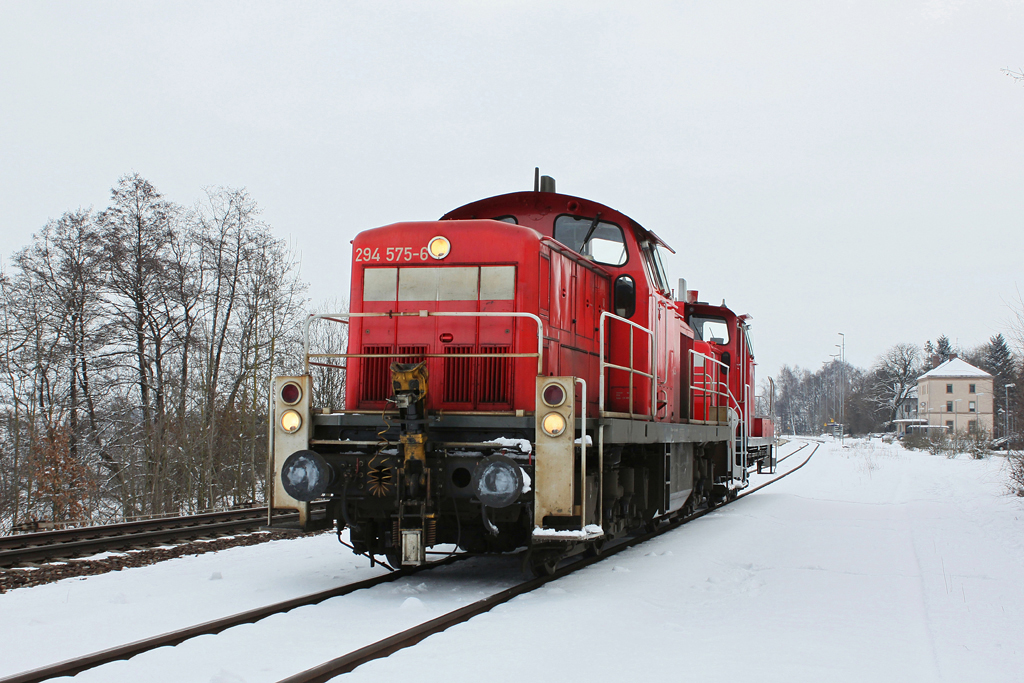 T 77031 (Mhldorf – Mnchen) gebildet aus 294 575 und 363 110 wartet am 21.02.2013 im Bahnhof Thann-Matzbach auf einen entgegenkommenden Personenzug.