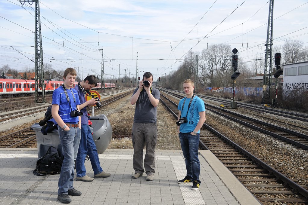 T-Shirt-Wetter zum Frhlingsanfang... nur manchmal zwang uns der khle Wind wieder in die Sweats. Eingerahmt durch unsere beiden  Lars , die die wrmende Sonne sichtlich genossen, Dennis beim Sichten der Ausbeute, und Sebastian beim Gegen fuzz . (Trudering, 20. Mrz 2010).