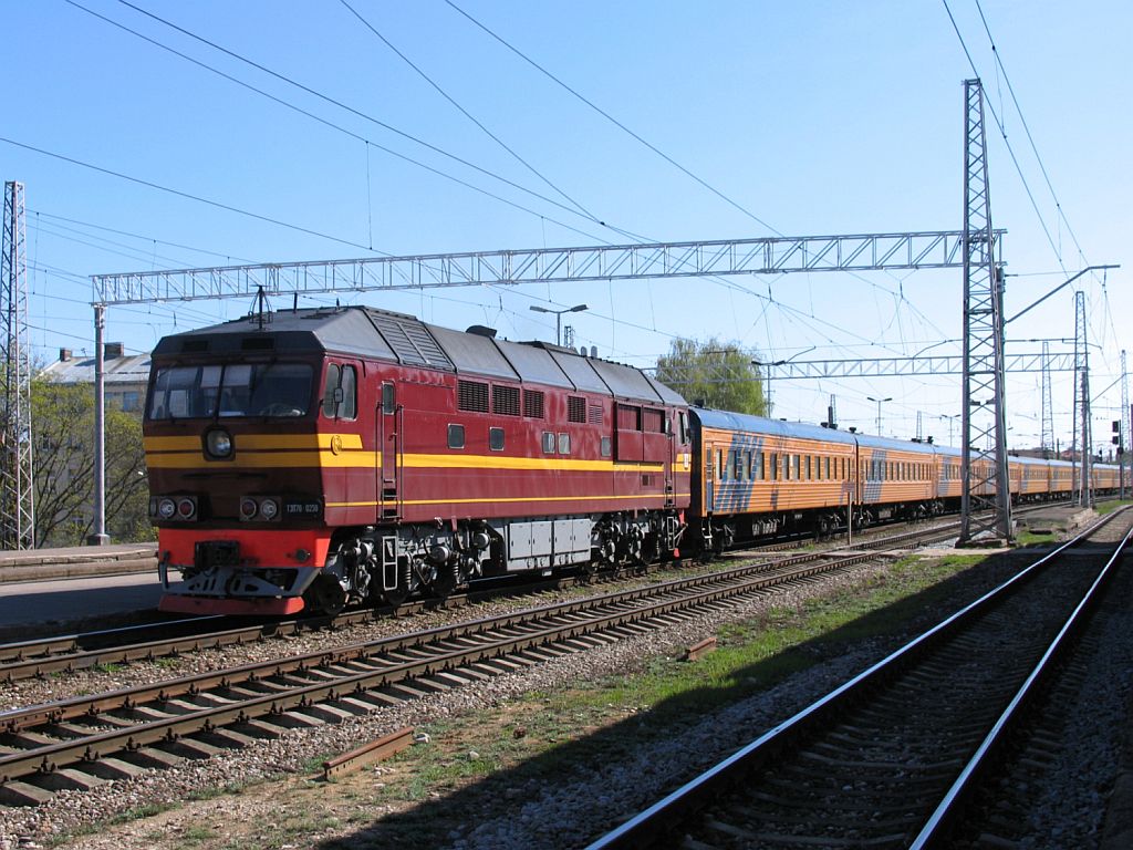 TЗЛ70-250 mit D 1RJ Moskva Rijskaja-Riga Pasazieru auf Bahnhof Riga Pasazieru am 1-5-2010.