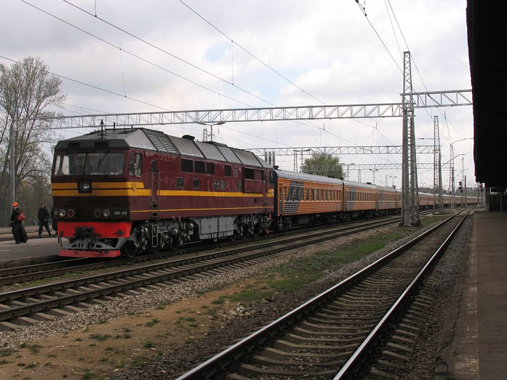 TЗЛ70-250 mit D 1RJ Moskva Rijskaja-Riga Pasazieru auf Bahnhof Riga Pasazieru am 1-5-2010.