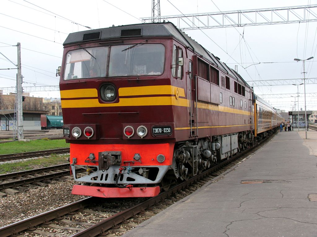 TЗЛ70-250 mit D 2RJ Riga Pasazieru-Moskva Rijskaja auf Bahnhof Riga Pasazieru am 4-5-2010.
