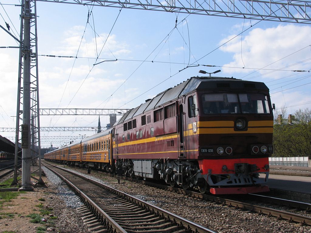 TЗЛ70-250 mit D 2RJ Riga Pasazieru-Moskva Rijskaja auf Bahnhof Riga Pasazieru am 2-5-2010.