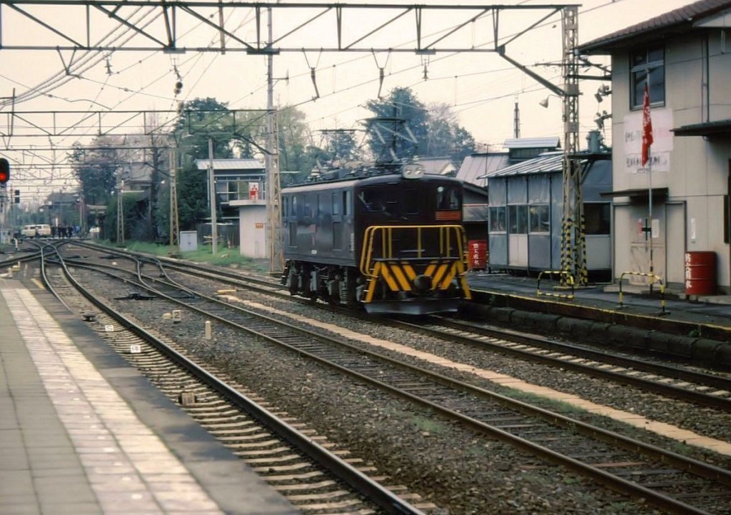 Tôbu-Konzern ED50: 1955-1970 wurden 35 vierachsige Güterzugloks ED50 beschafft. Die letzten schieden mit dem Ende des Güterverkehrs auf den Strecken des Tôbu-Konzerns 2003 aus. Im Bild fährt ED50 23 durch Hanyû ausserhalb von Tokyo, 15.April 1980. 
