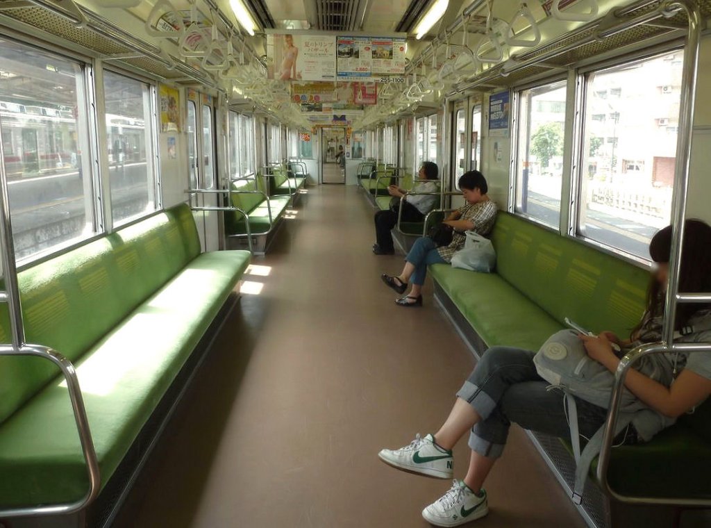 Tôbu-Konzern Serie 1xxxx: Es kann noch so verstädtert und dicht bevölkert sein, die Züge sind immer sauber, ordentlich und pünktlich. Das schlichte Innere des Wagens 11656, 24.Juni 2011.