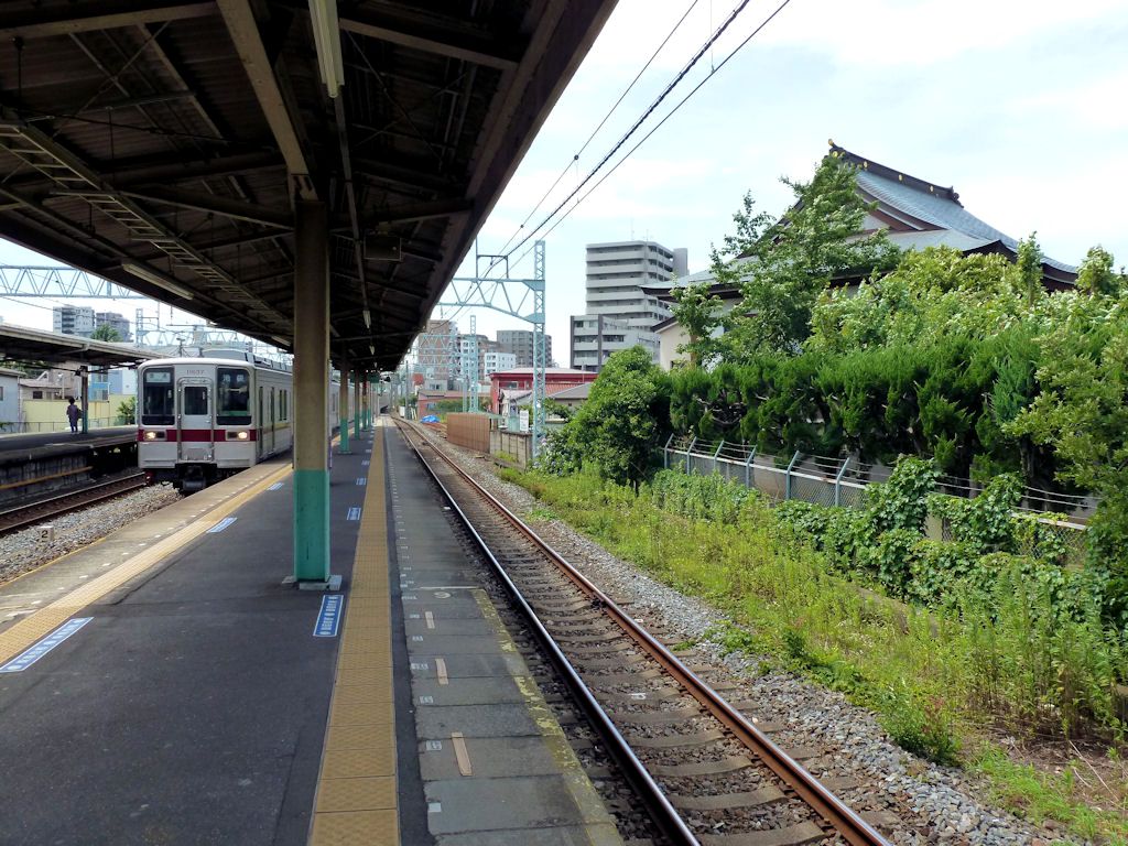 Tôbu-Konzern Serie 1xxxx: In Tokyo-Naka Itabashi, einem Bahnhof mit angrenzendem zen-buddhistischem Tempel, fährt gerade der 6-Wagenzug 11637 ein. 24.Juni 2011.