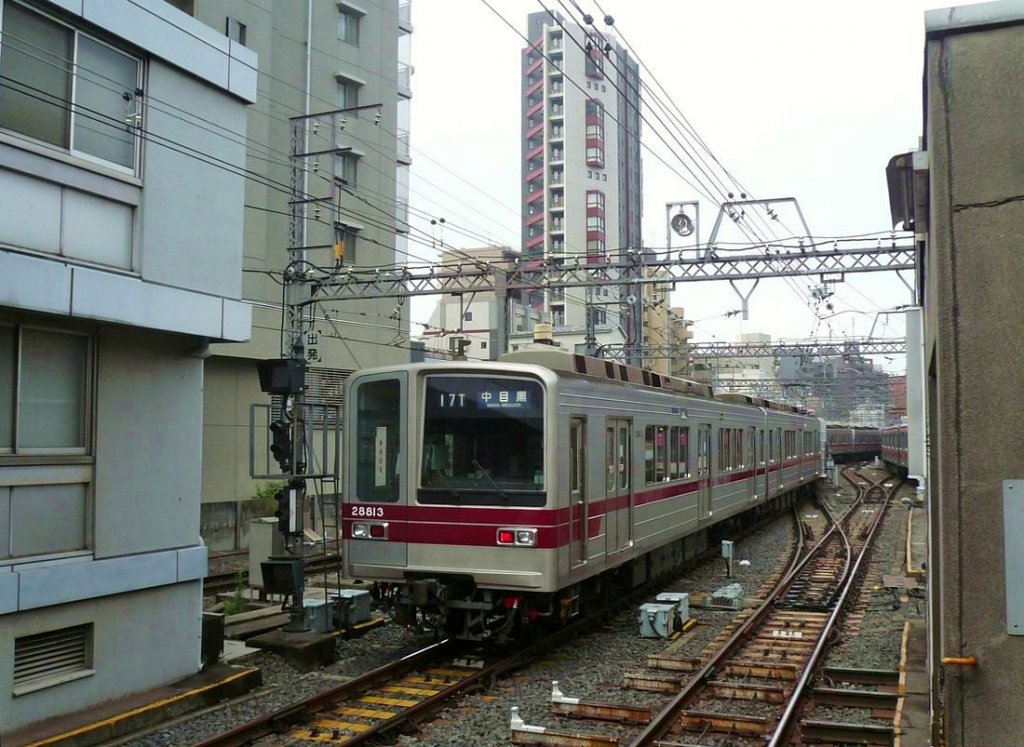 Tôbu-Konzern Serie 2xxxx / Tokyo Metro Hibiya-Linie: Auf mehreren Linien der Tokyo Metro U-Bahn werden planmässig einzelne Kurse mit Wagen des Tôbu-Konzerns gefahren. Im Bild die Serie 2xxxx, die von den Tôbu-Strecken im Norden von Tokyo herkommend die gesamte Hibiya-Linie der Tokyo Metro U-Bahn befährt bis Naka Meguro am westlichen Rand der Tokyo-Innenstadt. Im Bild der nordseitige achte Wagen (28813) des Zuges 21813 an der Endstation Naka Meguro bei der Einfahrt ins Abstellgleis. 4.Juli 2010.


