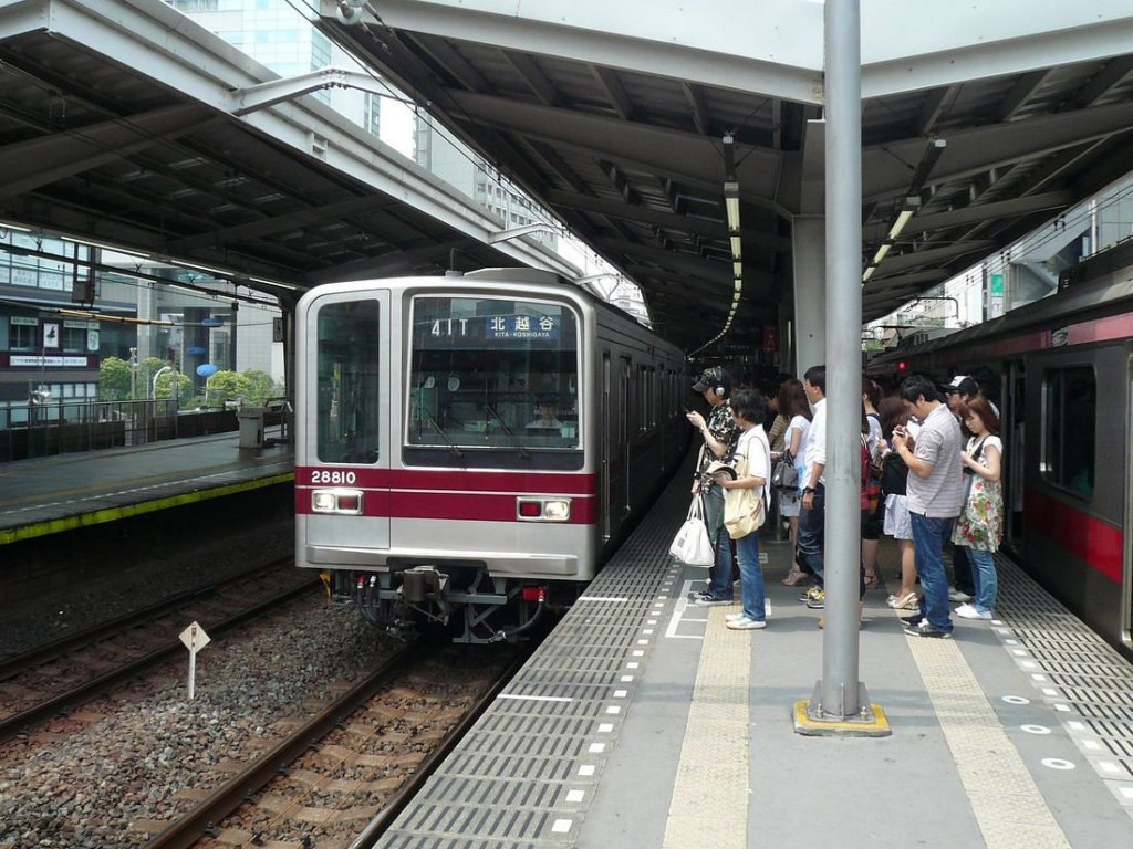 Tôbu-Konzern Serie 2xxxx / Tokyo Metro Hibiya-Linie: Zug 21810 des Tôbu-Konzerns wartet im Westen von Tokyo an der Anfangsstation der U-Bahn Hibiya-Linie auf seine Fahrt unter Tokyo hindurch; er wird dann weit nach Norden über die eigenen Tôbu-Strecken weiterfahren. Serie 2xxxx sind 1988-1997 gebaute Achtwagenzüge (total 24 Züge) für den Einsatz auch auf der Tokyo U-Bahn. Naka Meguro, 2.Juli 2010. 