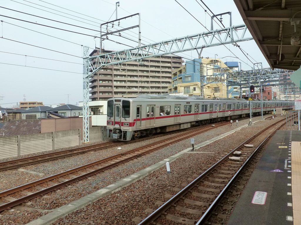 Tôbu-Konzern Serie 30000: Von dieser Serie gibt es 130 Einzelwagen, Die Serie besteht heute aus 13 10-Wagenzügen (urspr. gab es 6-Wagen- und 4-Wagenzüge), Baujahre 1996-2003. Die Züge können auf die Tôkyô Metro U-Bahn einfahren und so die ganze Stadt unterqueren und auch jenseits des U-Bahnnetzes über die Strecke des Tôkyû-Konzerns und der Yokohama Bahn (Minato Mirai Linie) den Raum Yokohama erreichen. Im Bild legt sich ein damaliger 6+4 -Wagenzug (Endwagen 31402) zur Ausfahrt aus Tokyo-Hikifune in die Kurve. 13.Oktober 2011. 