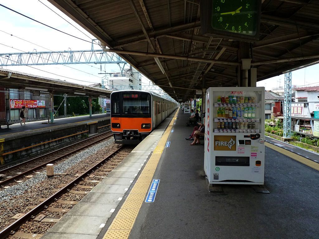 Tôbu-Konzern Serie 5xxxx: Einfahrt des Zuges 50004 (südseitiger Endwagen 51004) in Tokyo-Naka Itabashi, 24.Juni 2011.