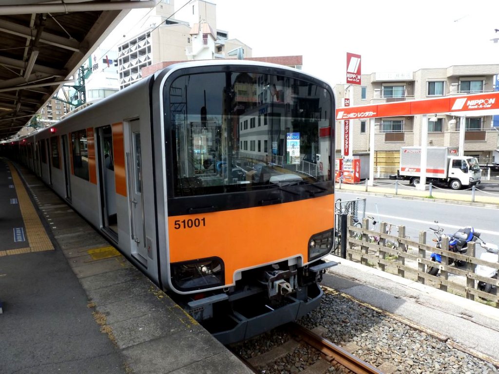 Tôbu-Konzern Serie 5xxxx: Seit 2004 wurden 40 dieser schönen 10-Wagenzüge vorwiegend für die Agglomeration Tokyo gebaut. Im Bild Zug 50001 (südseitiger Endwagen 51001) in Tokyo-Narimasu, 24.Juni 2011. 