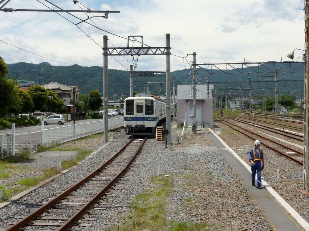 Tôbu Serie 8000, der klassische Tôbu-Lokalverkehrszug mit Längssitzen: Zuhinterst im Abstellgleis von Yorii steht der Vierwagenzug 8197. Von hier aus geht es mit anderen Bahngesellschaften weiter. 24.Juni 2011.