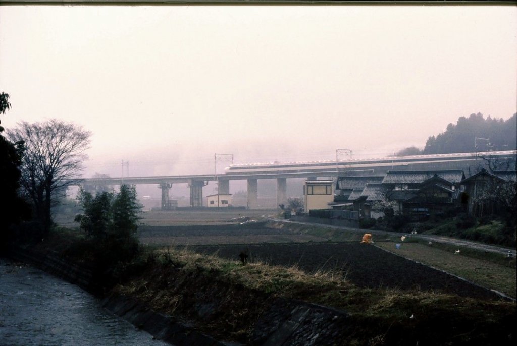 Tôkaidô-Shinkansen zwischen Kyoto und Nagoya: Ein Zug der Serie 0 im dichten Nebel bei Fuwa no seki, 27.März 1985. 