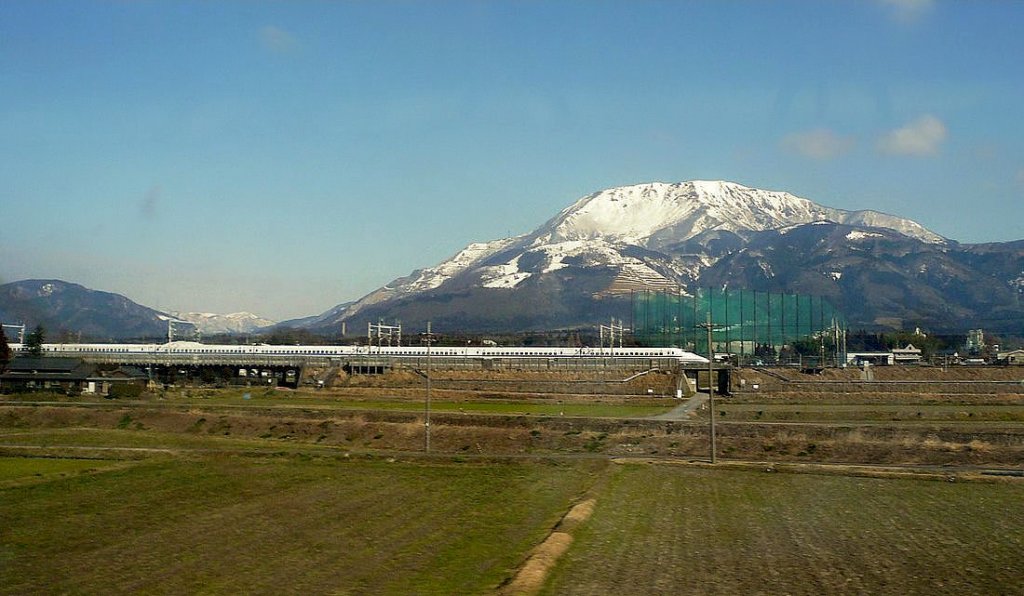 Tôkaidô-Shinkansen zwischen Kyoto und Nagoya: Ein Zug der Serie 700 vor dem Berg Ibuki; Aufnahme aus einem Zug der Tôkaidô-Stammstrecke. Bei Ômi Nagaoka, 18.Februar 2010. 