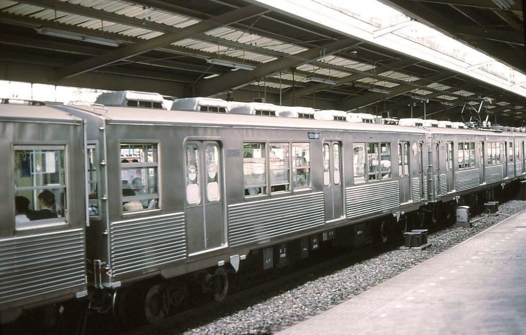 Tôkyû-Konzern, Serie 7000 / Tokyo Metro Hibiya-Linie: Wagen 7009 in einem Zugsverband in Tokyo-Naka Meguro, vor der Einfahrt auf die U-Bahnstrecke. Dieser Wagen ist heute als Nr.1002 auf der Mizuma-Bahn im Westen Japans noch immer unterwegs. 2.Juli 1979.