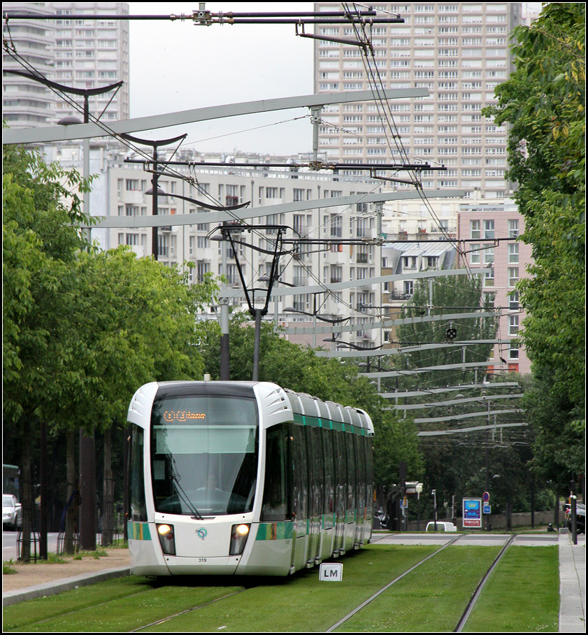 T3 - 

Citadis Tram auf grüner Trasse im Süden von Paris. 

20.07.2012 (M)
