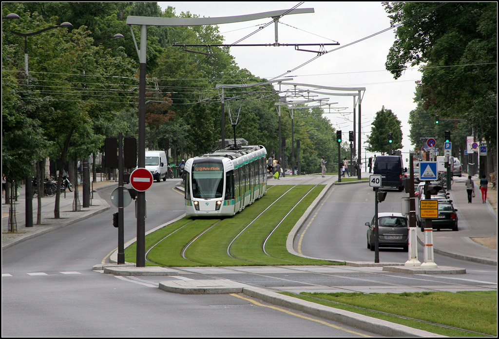 T3 - 

Im Süden von Paris fährt seit Dezember 2006 die Straßenbahnlinie T3. Sie ist nicht kompatibel zu den anderen Linien (T1, T2). Die Citadis Trams auf dieser Linie haben die größere Wagenbreite von 2,65 m. 

20.07.2012 (M)