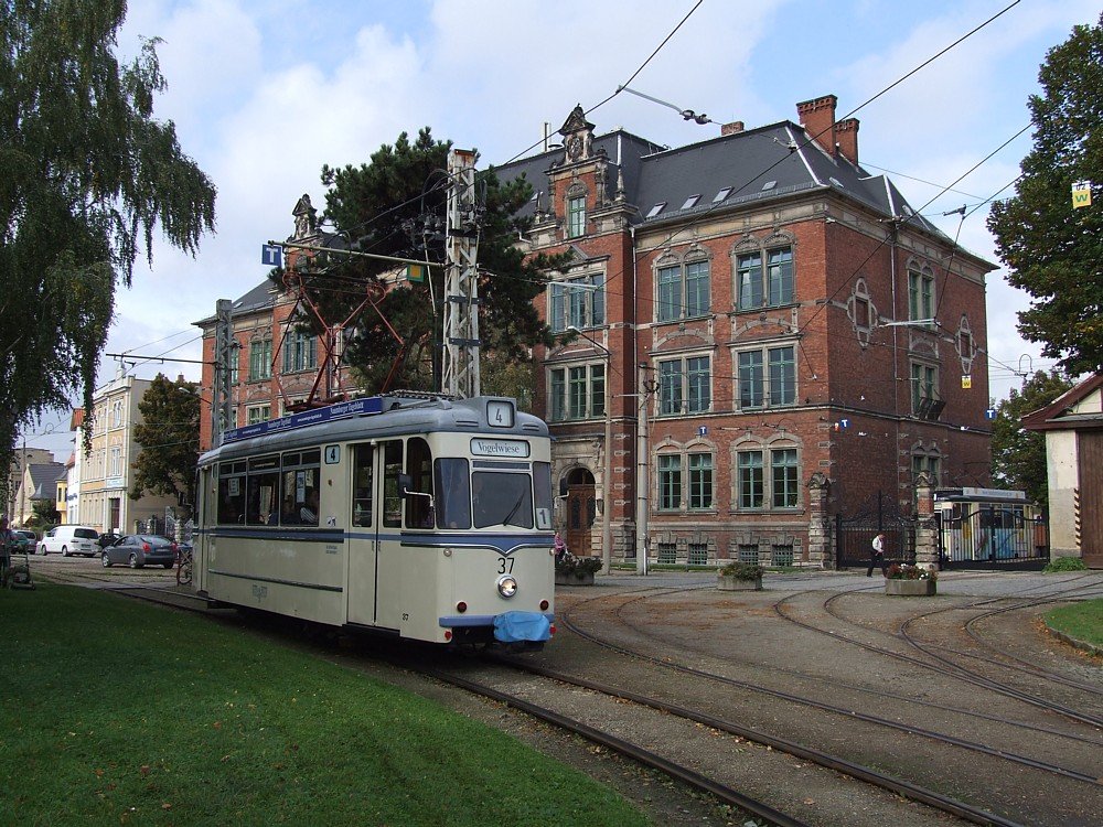 T37 ohne Werbung f�hrt am 06.10.2009 an der Marienschule vorbei.