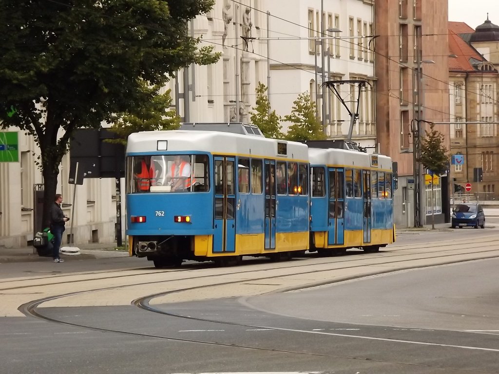 T3DM 505 schiebt am 04.09.2011 B3DM 762 ber die Chemnitzer Carolastrae in Richtung Hauptbahnhof.