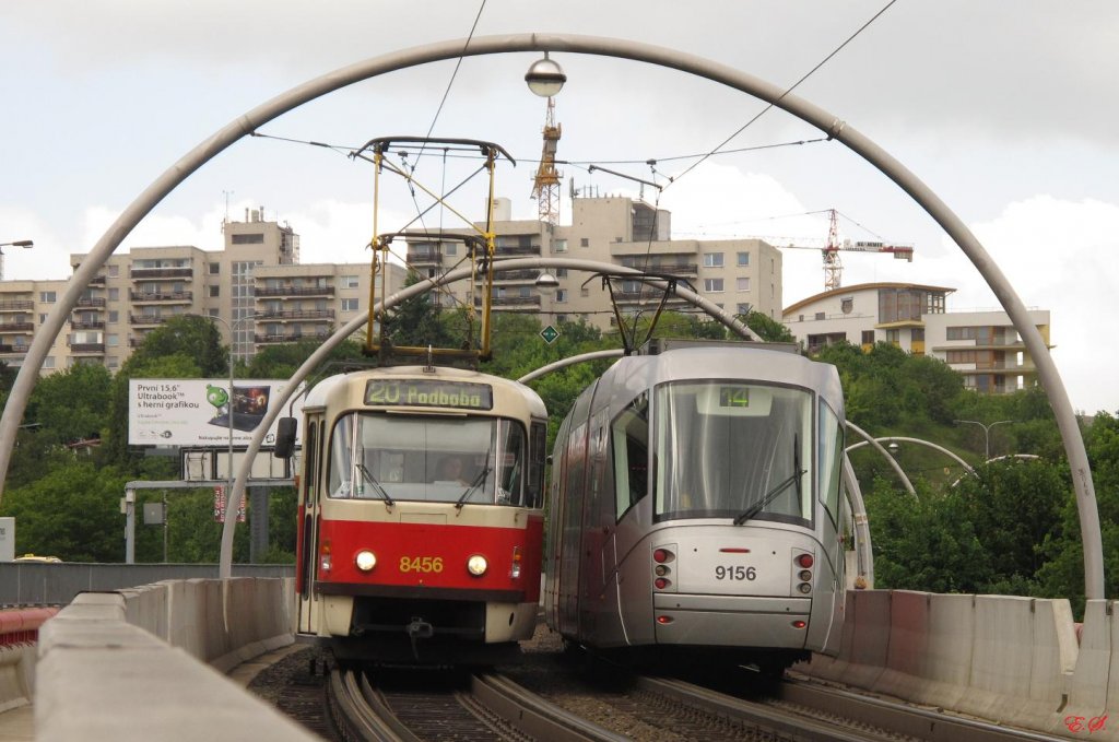 T3R.P 8456 + T3R.P und 14T 9156 auf der 760m langen Brcke der Neubaustrecke nach Sidliste Barrandov im Sdwesten von Prag.(17.05.2012)
