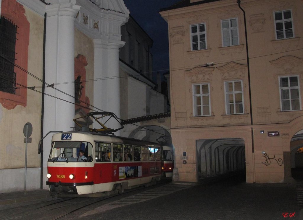 T3SUCS-Tandem in der Hausdurchfahrt kurz vor dem Malostranska nam.(14.05.2012)