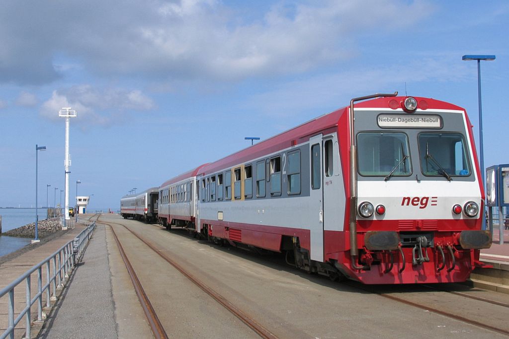 T4 der Norddeutsche Eisenbahngesellschaft Niebll (NEG) mit NEG 7 Niebll NEG - Dagebll Mole auf Bahnhof Dagebll Mole (Nordfriesland) am 22-6-2007. Im Hintergrund sind IC-Wagens zu sehen die zeitweise mitfahren in die Zge zwischen Dagebll und Niebll.

