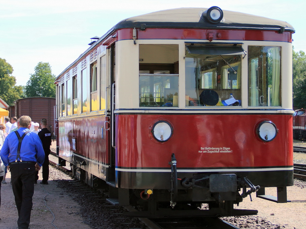 T42 DEV-Triebwagen (ex. DR VT 137 532) am 18. August 2012 im Bahnhof Gernrode

