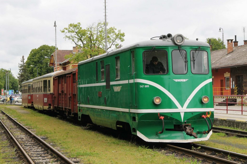 T47 005 der JHMD (Jindřichohradeck mstn drhy) mit Os 256 Jindřichův Hradec-Nova Bystrice auf Bahnhof Jindřichův Hradec am 27-5-2013.