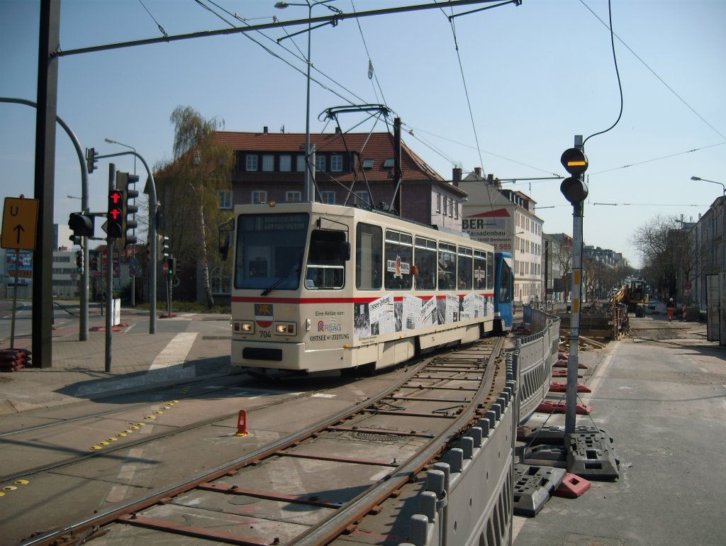T6 704 hat am 20.04.2011 die Baustelle in der Doberaner Stra�e und die Klettergleise �berwunden und f�hrt nach L�tten Klein.
Rostock