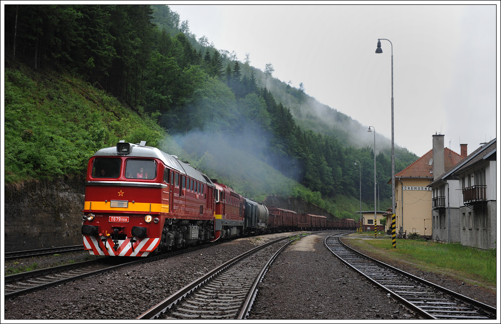 T679 1168 und 750 300 mit ihrem Brandbeobachtungszug von Vrtky ber Zvolen und Kremnica nach Vrtky bei der Durchfahrt in Cremosn am 1.6.2012 Grundstzlich gesehen stehe ich hier eigentlich noch am Bahnsteig. 

